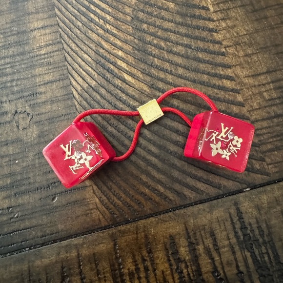 Louis Vuitton
Monogram Inclusion Hair Cubes - Picture 3 of 8